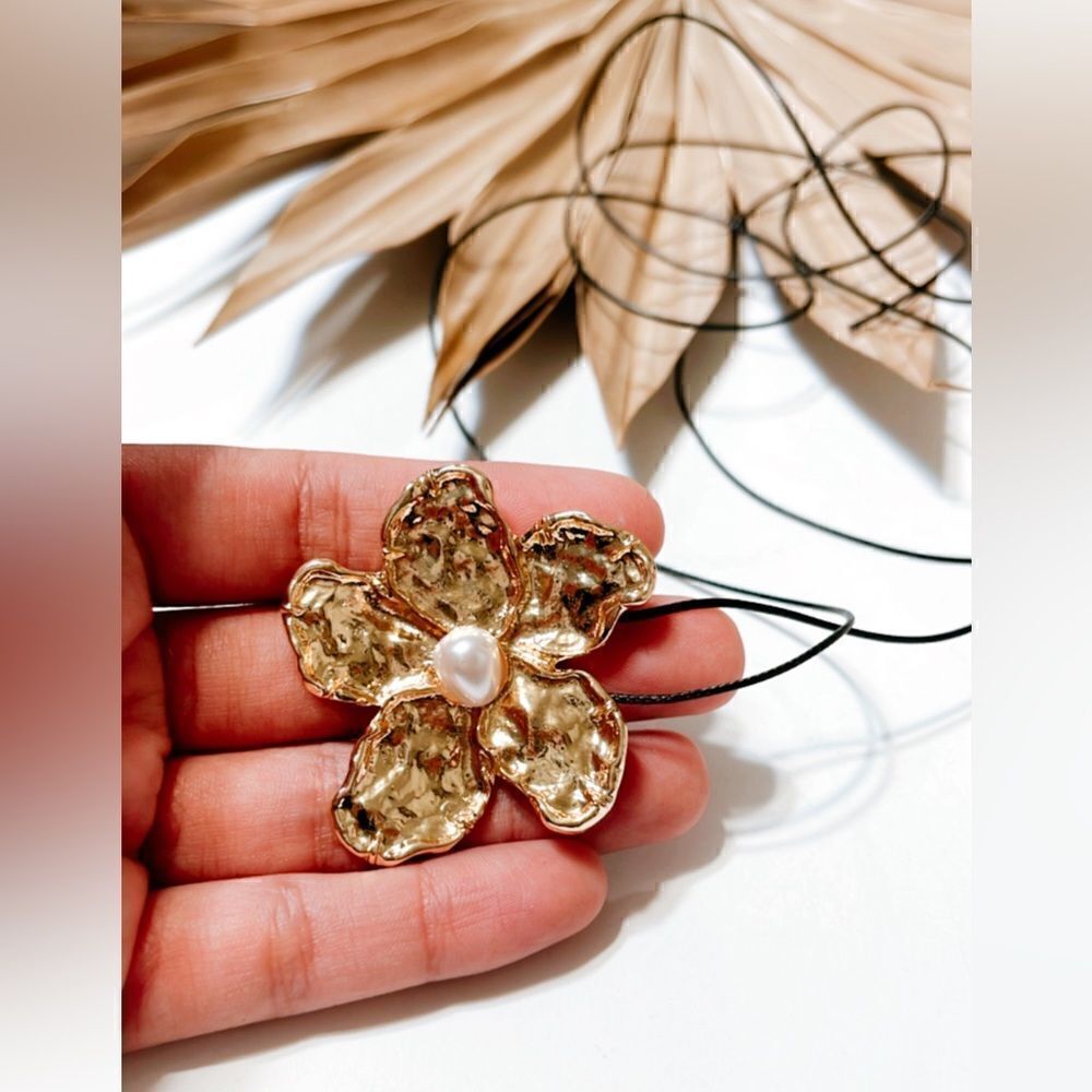 Gold flower necklace S593 - Picture 3 of 3
